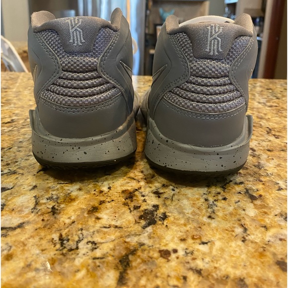 Nike Kyrie Infinity Youth (Smoke Gray) Basketball shoes - Picture 3 of 6